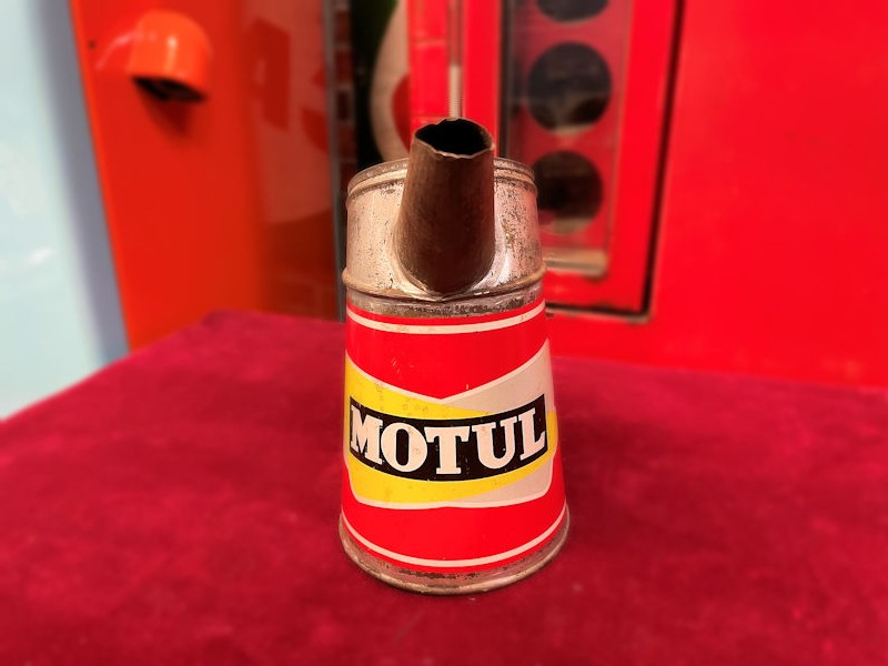 Original Motul oil pourer