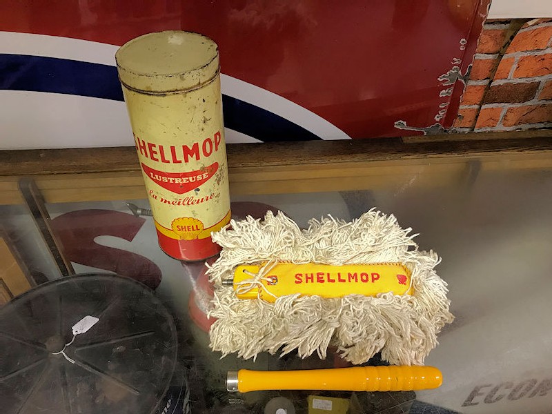 Vintage Shell mop tin complete with original mop